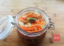 Illustration of how to make shredded green garlic, carrot and cabbage 5