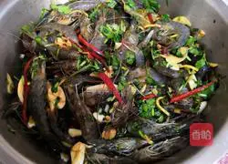 Illustration of how to make raw pickled shrimp 6