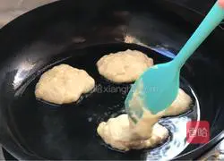 Illustration of how to make banana egg pancake 6