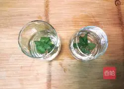 Illustration of how to make mint fruit drink 2