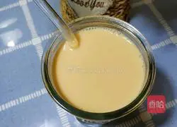 Illustration of how to make caramel milk tea 6