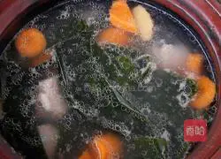 Illustration of how to make kelp and pork ribs soup 3