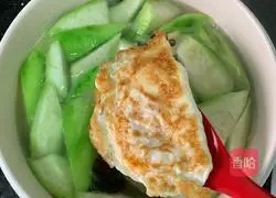 Illustration of how to make loofah fish tofu soup 3