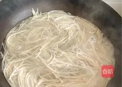 Illustration of how to make braised noodles with fennel 11
