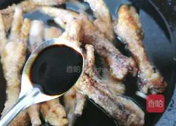 Illustration of how to make tiger skin chicken feet 9