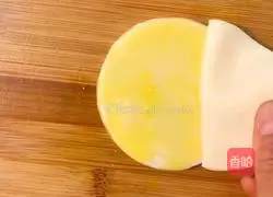 Illustration of how to make chive egg rolls 1