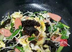 Illustration of a new way to stir-fry instant noodles 6