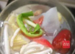 Illustration of how to make pork ribs, corn and bamboo shoots soup 3