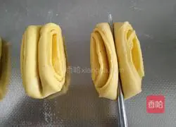 Illustration of how to make golden thousand-layered flower roll 10