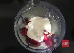 Illustration of how to make dragon fruit milkshake 4