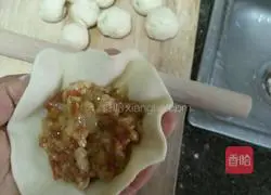 Illustration of how to make cabbage, carrot and fresh meat buns 8