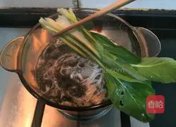 Illustration of how to make shrimp and seaweed noodles 13