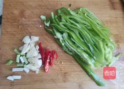 Illustration of how to make green pepper and shredded pork cold noodles 6