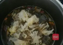 Illustration of how to make black chicken soup 7