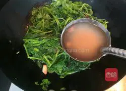 Illustration of how to make amaranth and preserved eggs in soup 10