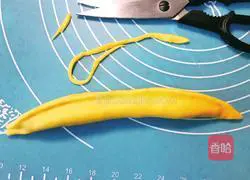 Illustration of how to make simulated banana buns 10