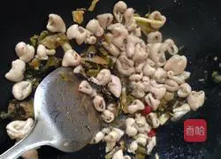 Illustration of how to make fried sausage with pickled cabbage 4