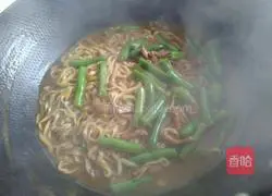 Illustration of braised noodles with beans and shredded pork 11