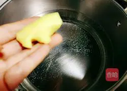 Corn, red dates, and winter melon Illustration of how to make fish soup 4