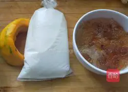 Illustration of how to make peach gum stewed in milk 1
