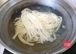 Illustration of how to make pork noodle soup 6