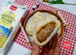 Illustration of how to make tender and juicy meat buns 1