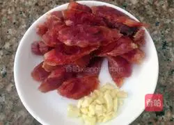 Illustration of how to make fried sausage and lettuce 2