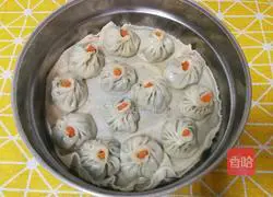Illustration of how to wrap Xiao Long Bao in dumpling wrappers 9