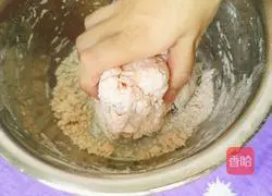 Illustration of how to make flower-shaped watermelon steamed buns 11