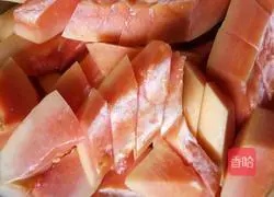 Illustration of how to make papaya stewed with milk and peach gum 2