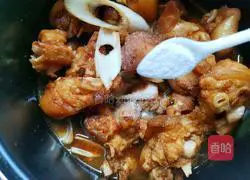 Illustration of Braised Pig Trotters in Soybean Sauce 11