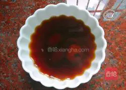Illustration of how to make brown sugar, hawthorn and red date water 3