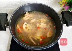 Lotus root stewed chicken soup illustration 11