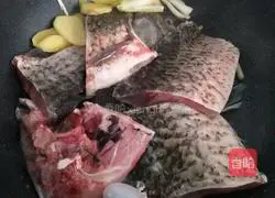 Illustration of how to make simple crucian carp and tofu soup 1