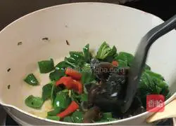 Illustration of how to cook preserved eggs and green peppers 8