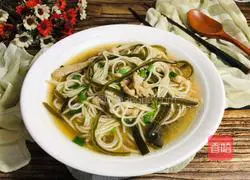 Illustration of how to make kelp shredded pork noodle soup 10