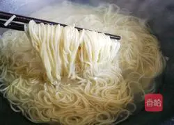 Illustration of how to make mushroom meat sauce noodles 2