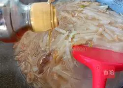 Illustration of how to make glutinous rice vermicelli radish soup 16