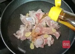 Scallops, lotus root, peanuts and pork bone soup Practice illustration 6