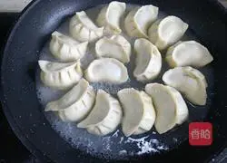 Illustration of how to make pan-fried dumplings stuffed with mushrooms, carrots and meat 16