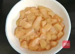 Illustration of how to stir-fry edamame with diced chicken 6