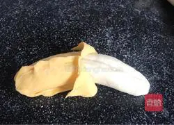 Illustration of how to make banana steamed buns 17