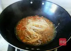 Illustration of how to make tomato and beef shredded noodles 7