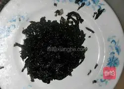 Illustration of how to make seaweed and egg soup 1