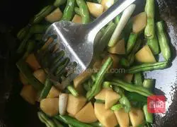 Illustration of how to make potatoes and beans stewed 4