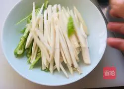 Illustration of how to make fried pork with king oyster mushrooms and green peppers 2