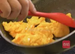 Italian innovative dishes | Illustration of how to make oil-splashed guitar pasta 2