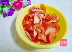 Illustration of how to make tomato and crucian carp soup 1