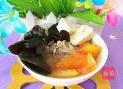 Illustration of making fungus, tofu, tomato and beef bone soup 14