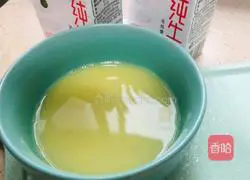 Illustration of how to mix ginger juice with milk 3